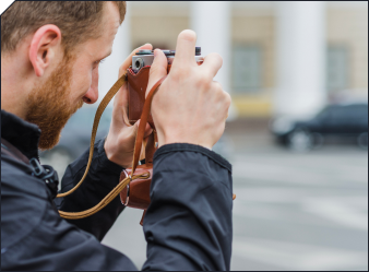 Детектив производит фотосъёмку